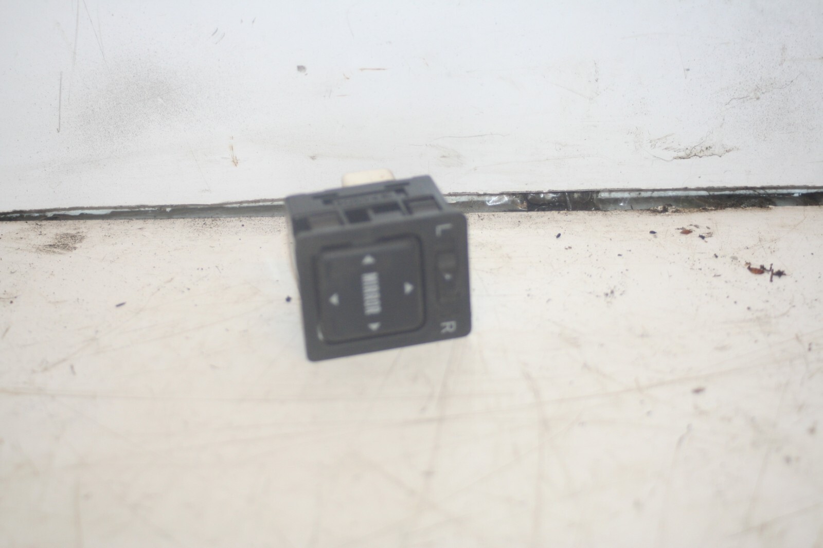 (98) TOYOTA RAV 4 MK1. WING MIRROR CONTROL SWITCH ADJUSTER