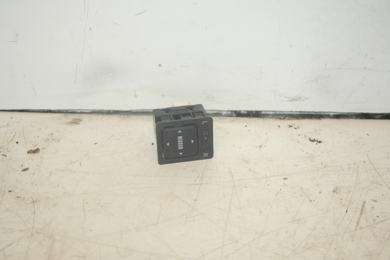 (98) TOYOTA RAV 4 MK1. WING MIRROR CONTROL SWITCH ADJUSTER - Image 3