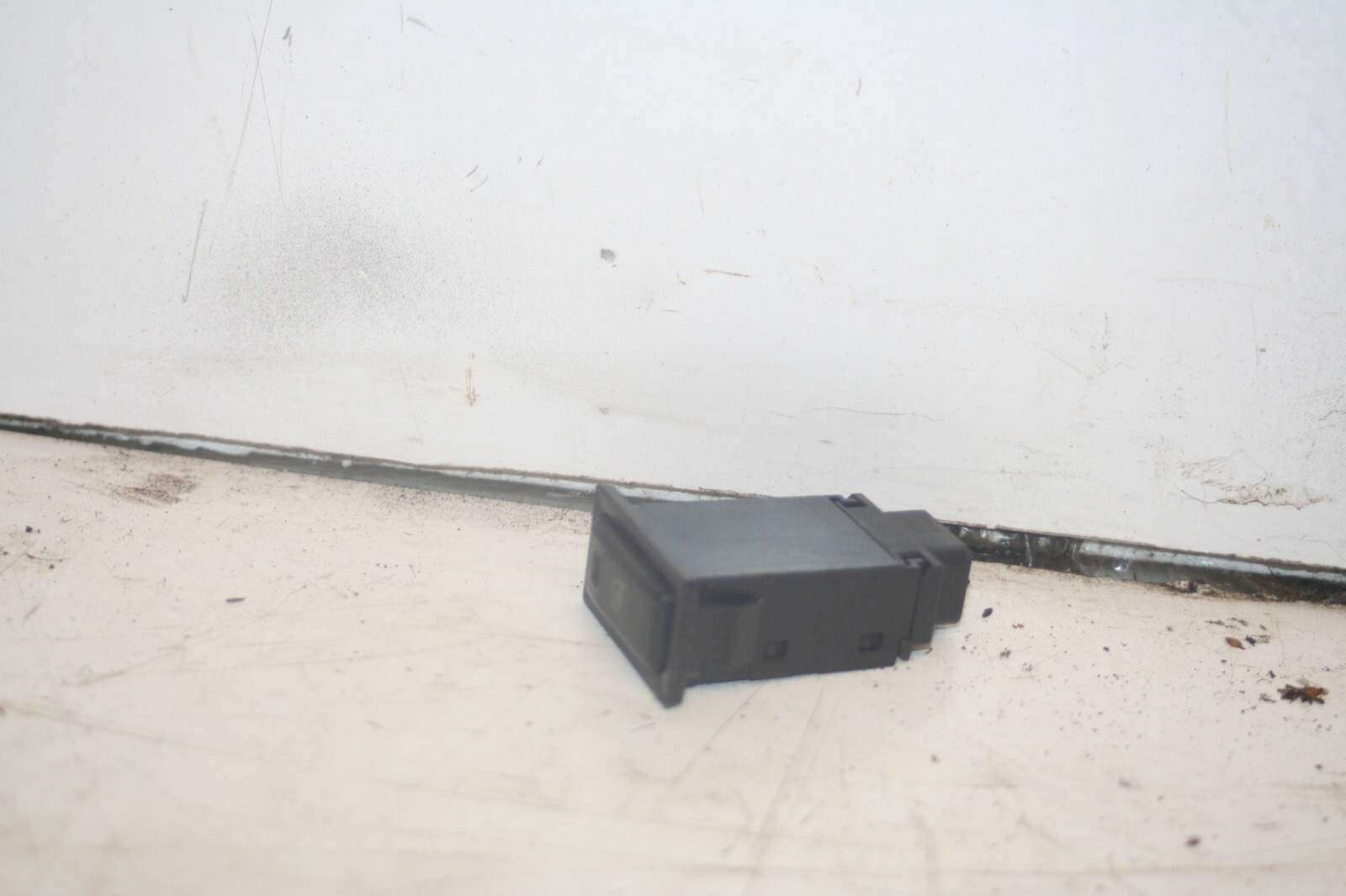 (98) TOYOTA RAV 4 MK1. HEATED MIRROR SWITCH - Image 2