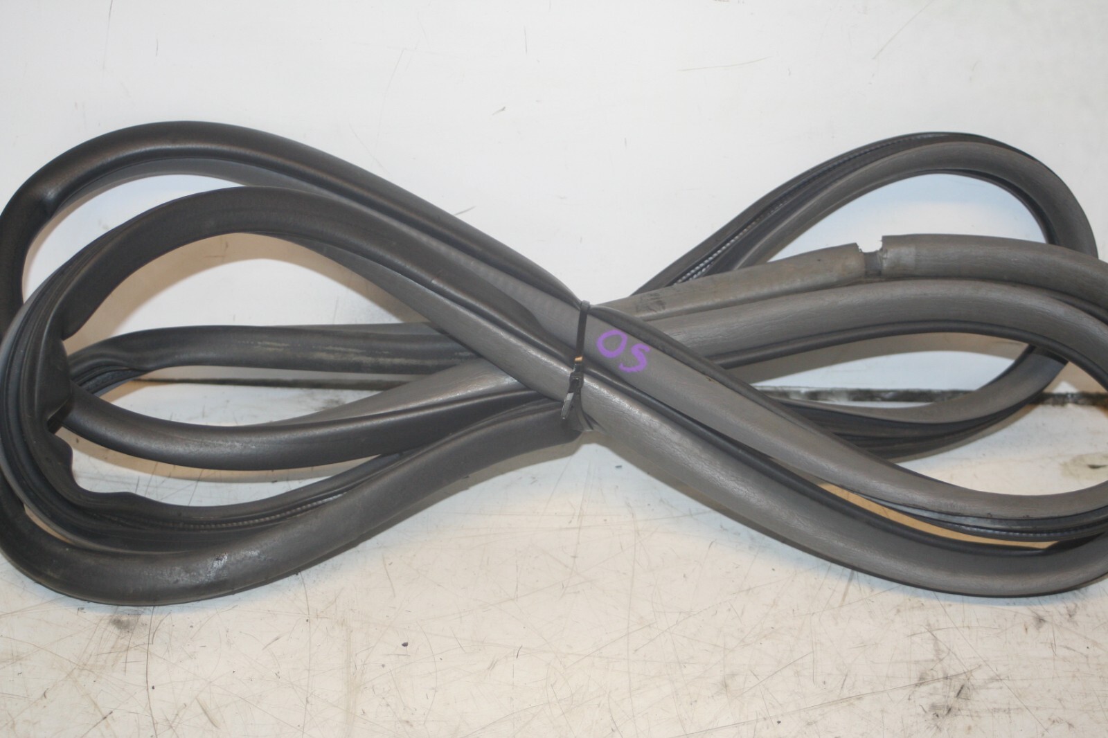(99) TOYOTA RAV 4 3 DOOR. DRIVER SIDE DOOR RUBBER SEAL 3 DOOR