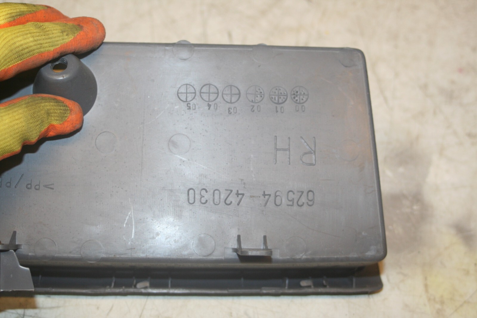 (99) TOYOTA RAV 4 3 DOOR. BOOT STORAGE POCKET 62594-42030 - Image 3