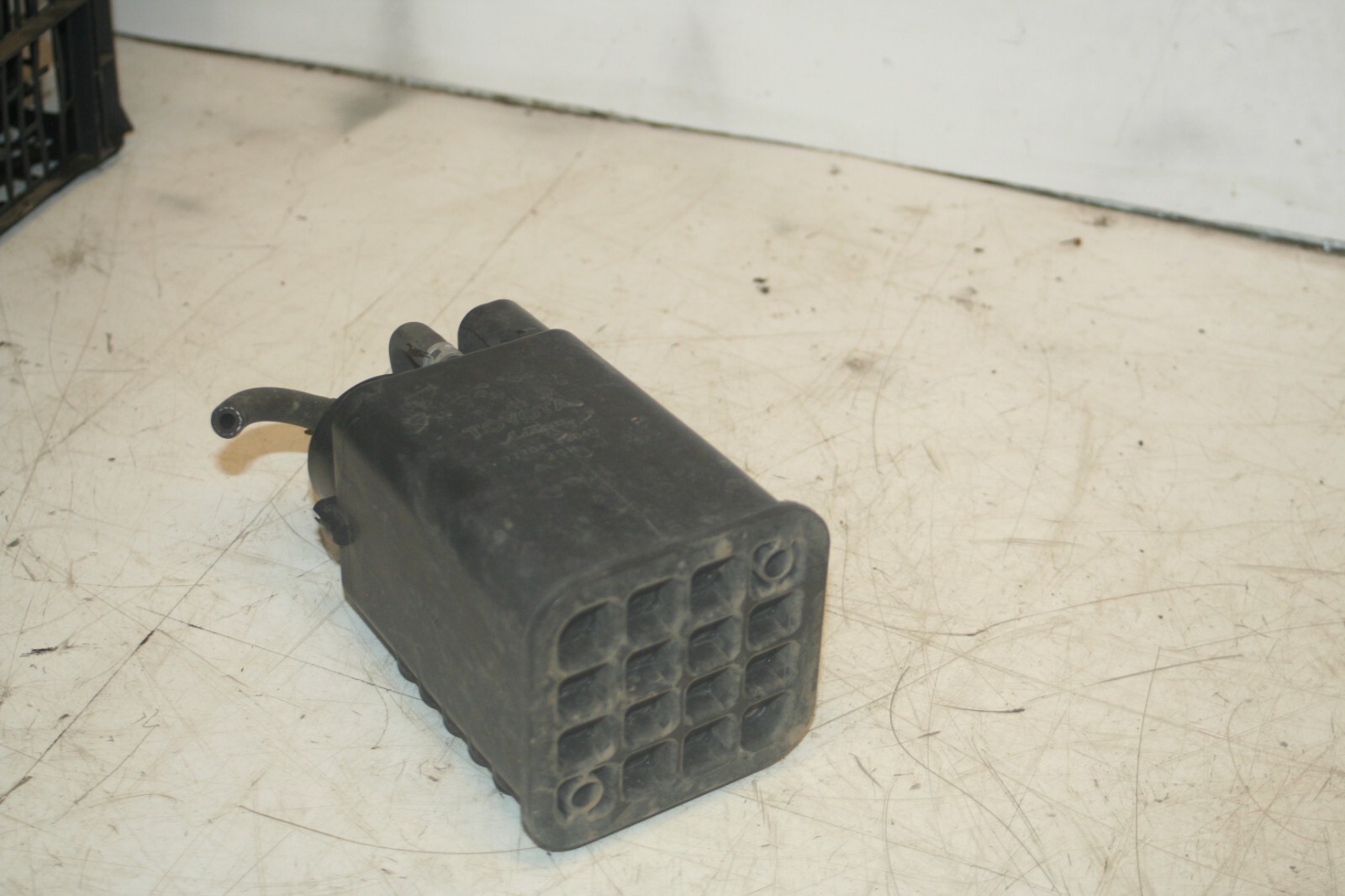 (99) TOYOTA RAV 4 3 DOOR. CHARCOAL CANISTER EVAP 77704-42040