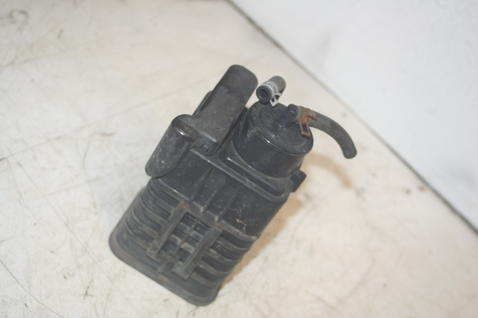 (99) TOYOTA RAV 4 3 DOOR. CHARCOAL CANISTER EVAP 77704-42040 - Image 3