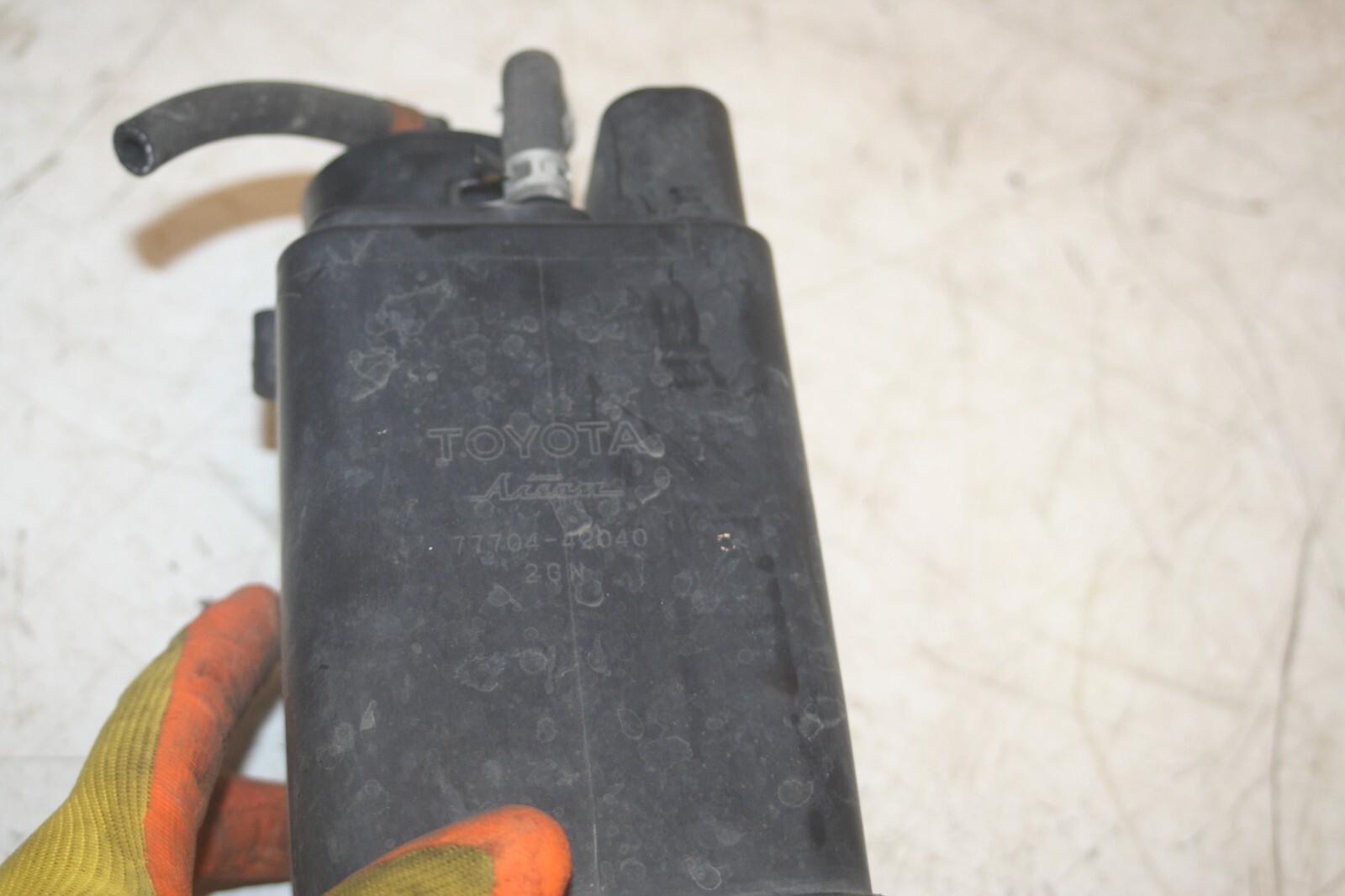(99) TOYOTA RAV 4 3 DOOR. CHARCOAL CANISTER EVAP 77704-42040 - Image 4