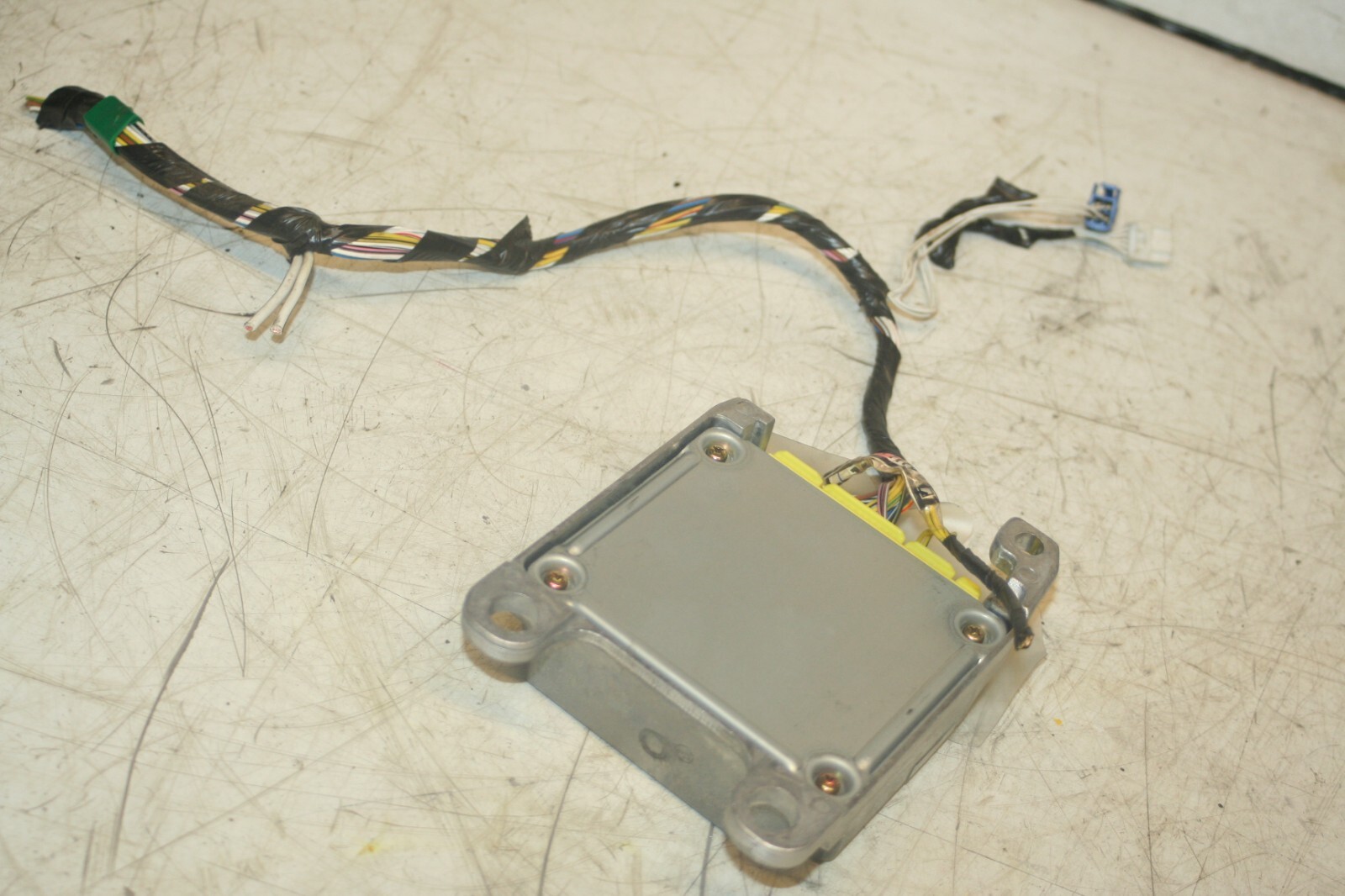 (99) TOYOTA RAV 4 3 DOOR. 89170-42090 AIRBAG ECU SENSOR
