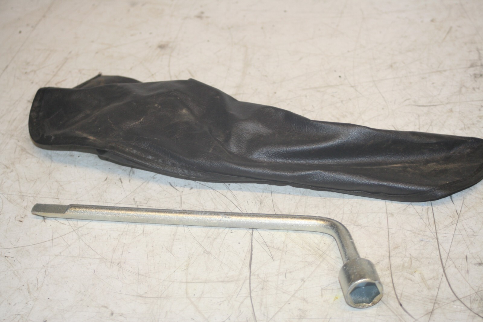 (99) TOYOTA RAV 4 3 DOOR. EMERGENCY WHEEL BRACE NUT WRENCH