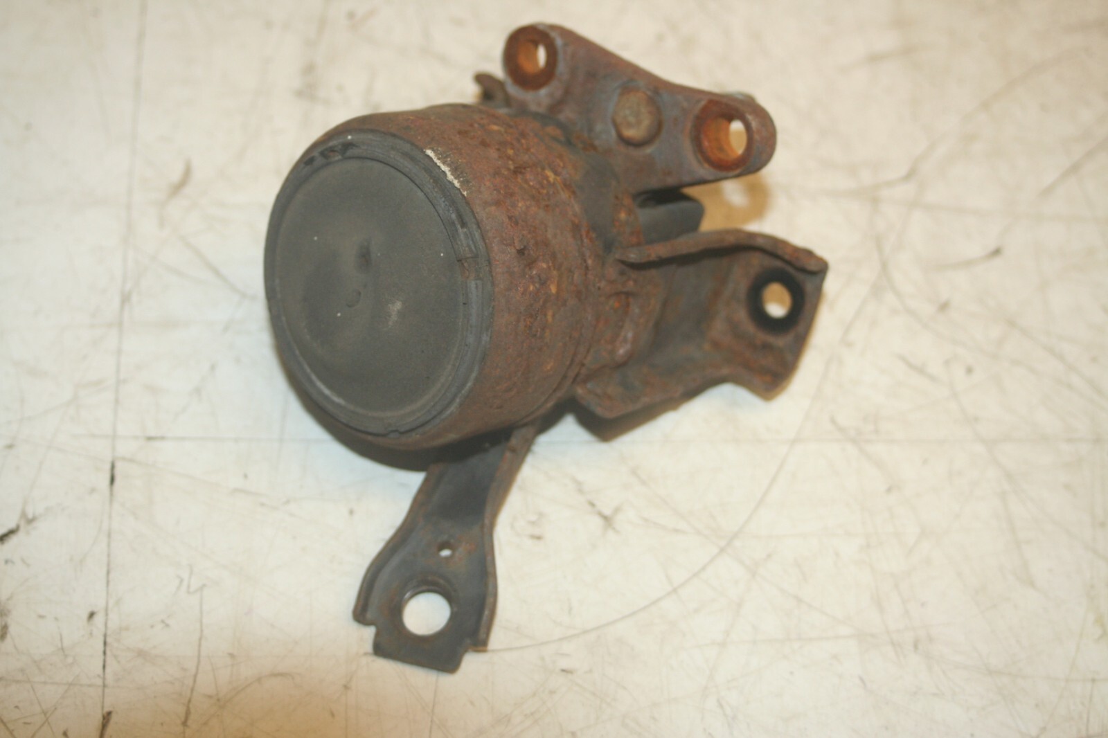 (99) TOYOTA RAV 4 3 DOOR. ENGINE MOUNT