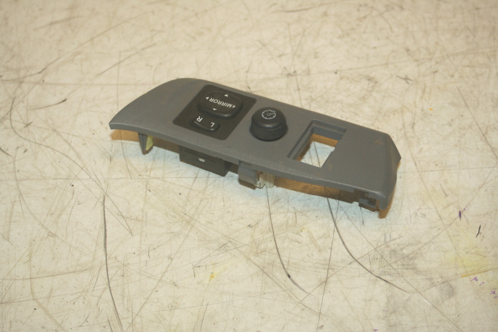 (99) TOYOTA RAV 4 3 DOOR. WING MIRROR CONTROL SWITCH - Image 2