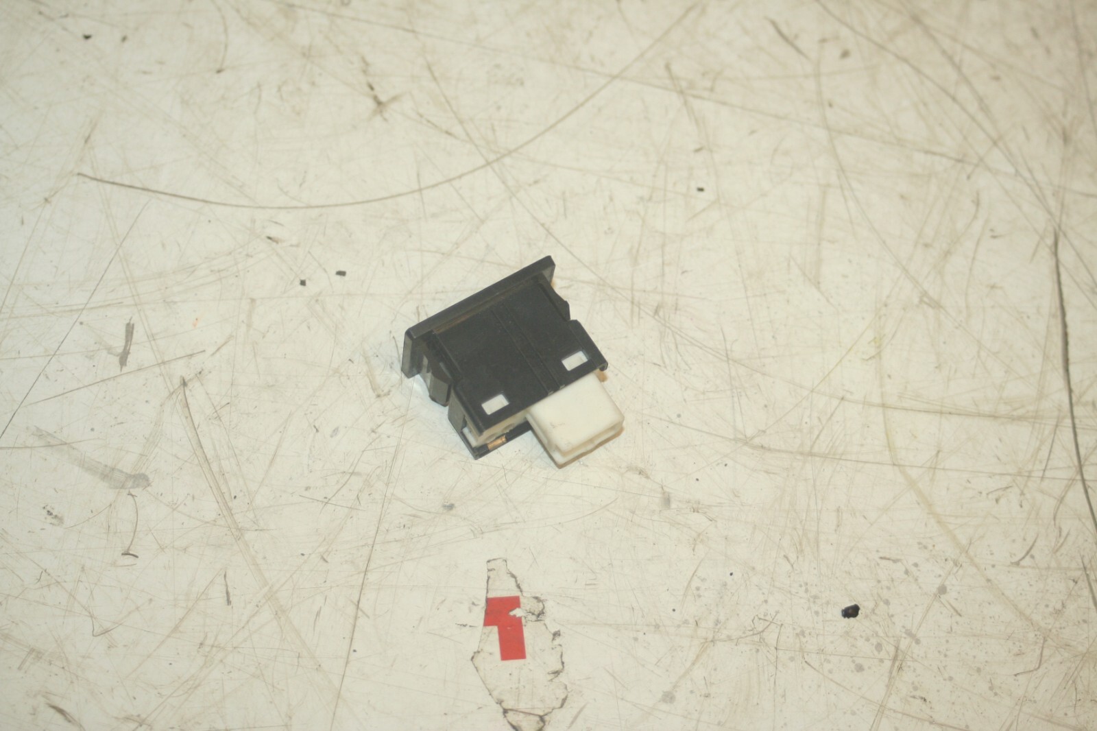 (99) TOYOTA RAV 4 3 DOOR. SECURITY BUTTON - Image 2