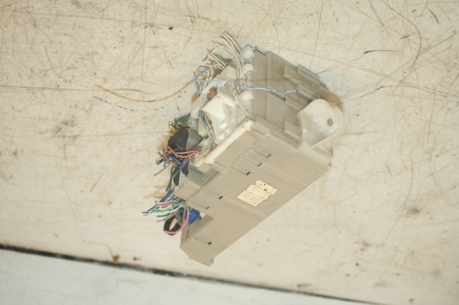 (99) TOYOTA RAV 4 3 DOOR. FUSE BOX BOARD