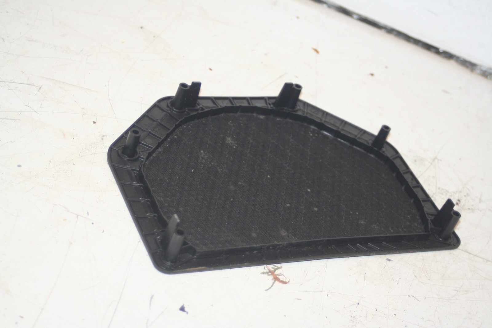 (95) 2010 BMW 1 SERIES E82. SPEAKER GRILLE - Image 2
