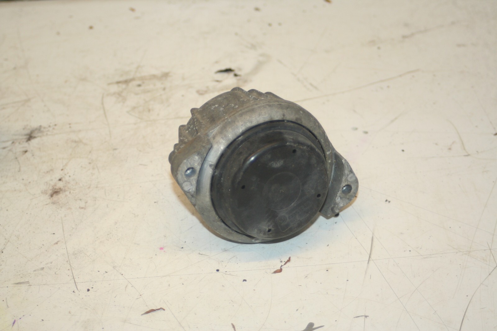 (95) 2010 BMW 1 SERIES E82. ENGINE MOUNT