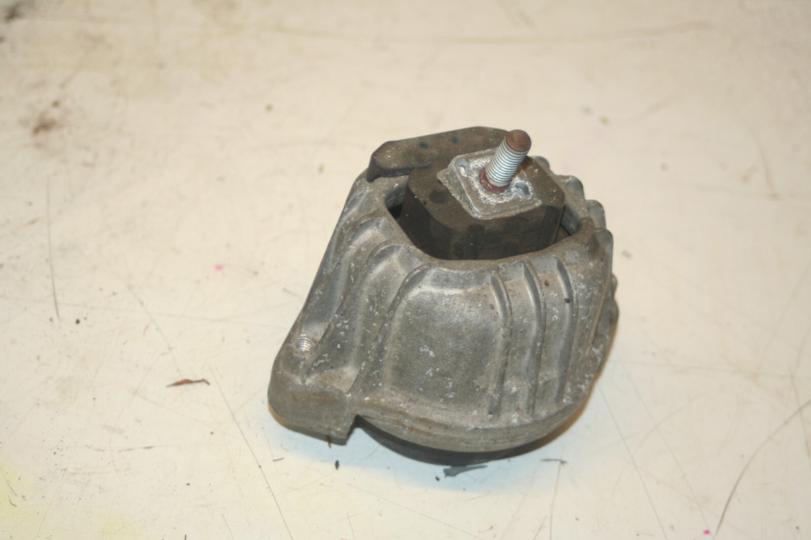 (95) 2010 BMW 1 SERIES E82. ENGINE MOUNT - Image 2