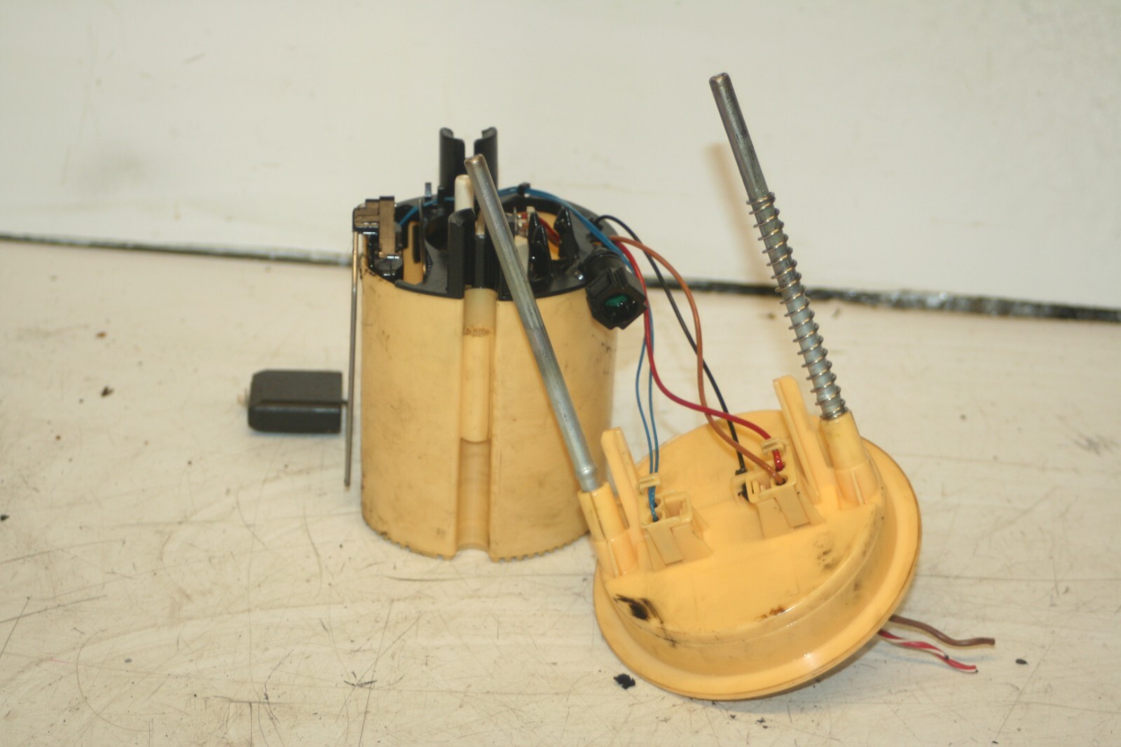 (95) 2010 BMW 1 SERIES E82. FUEL PUMP IN TANK SENDER UNIT - Image 2