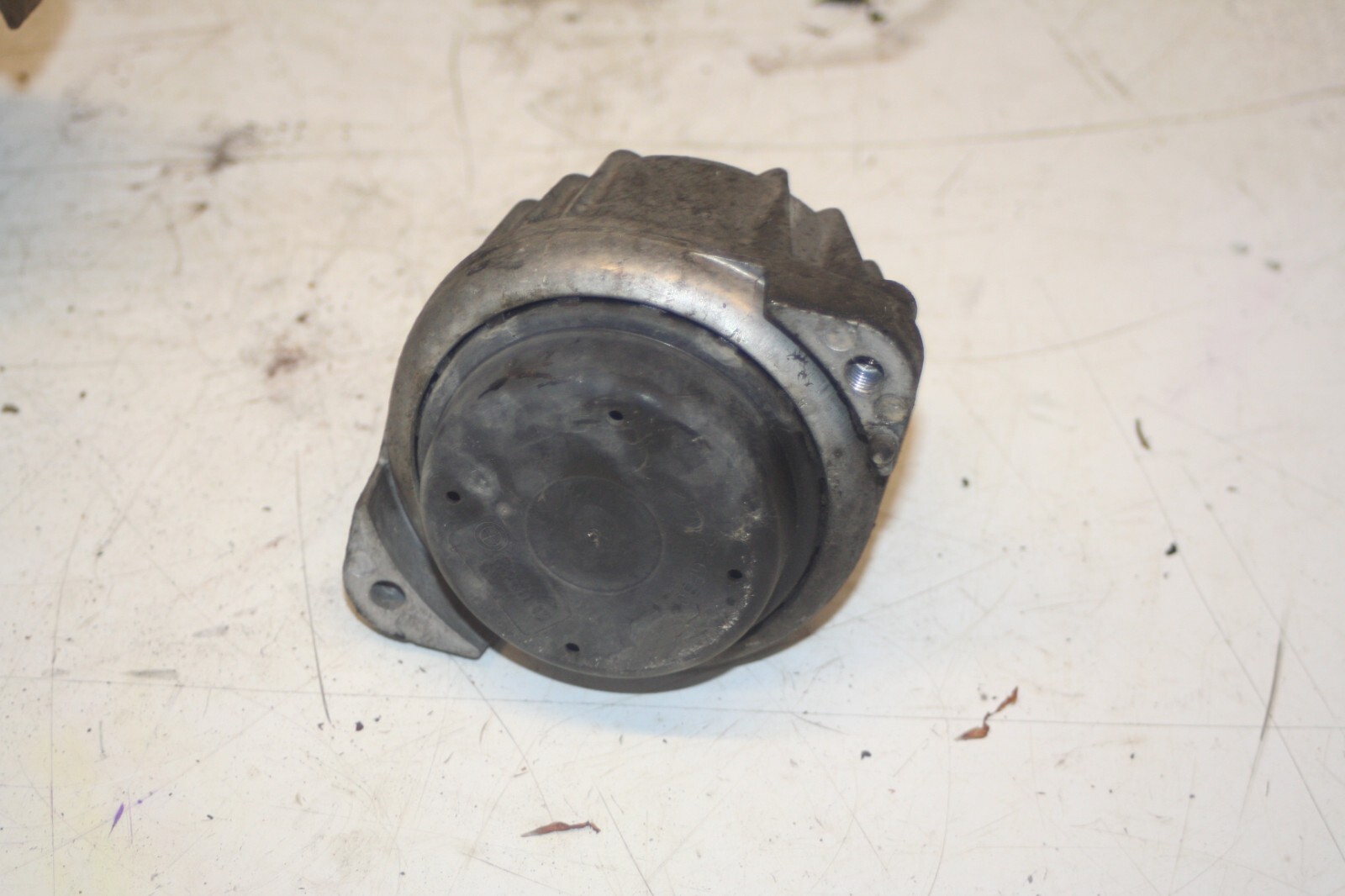(95) 2010 BMW 1 SERIES E82. ENGINE MOUNT