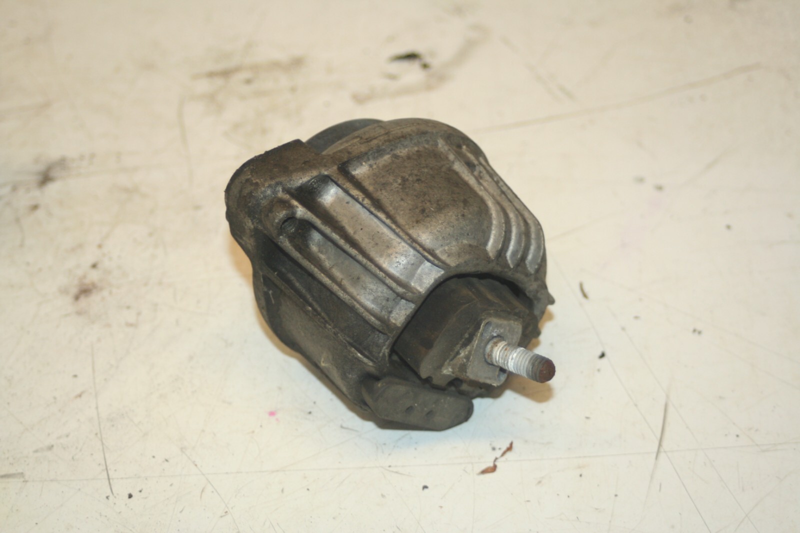 (95) 2010 BMW 1 SERIES E82. ENGINE MOUNT - Image 2