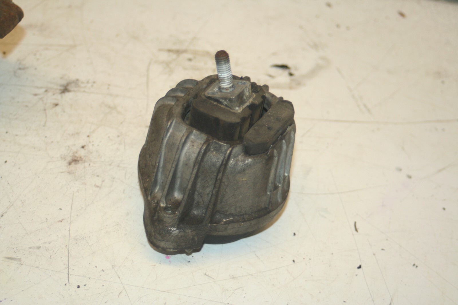 (95) 2010 BMW 1 SERIES E82. ENGINE MOUNT - Image 3