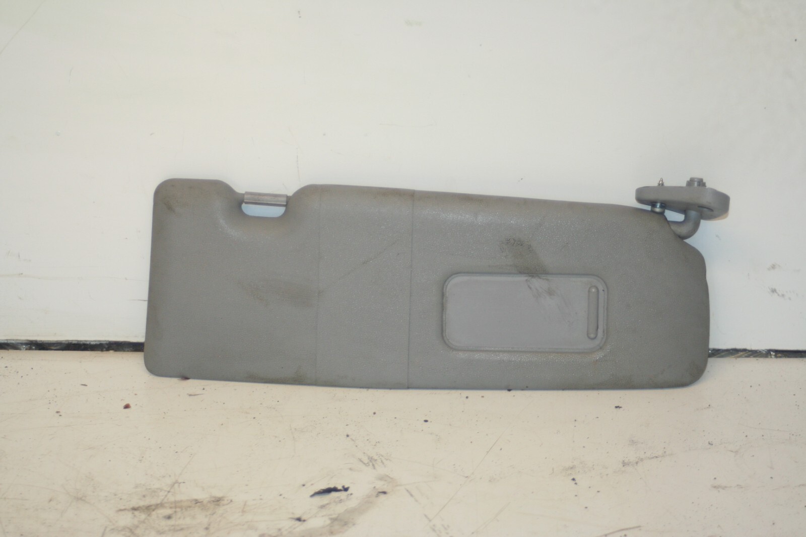 (95) 2010 BMW 1 SERIES E82. DRIVER SUN VISOR