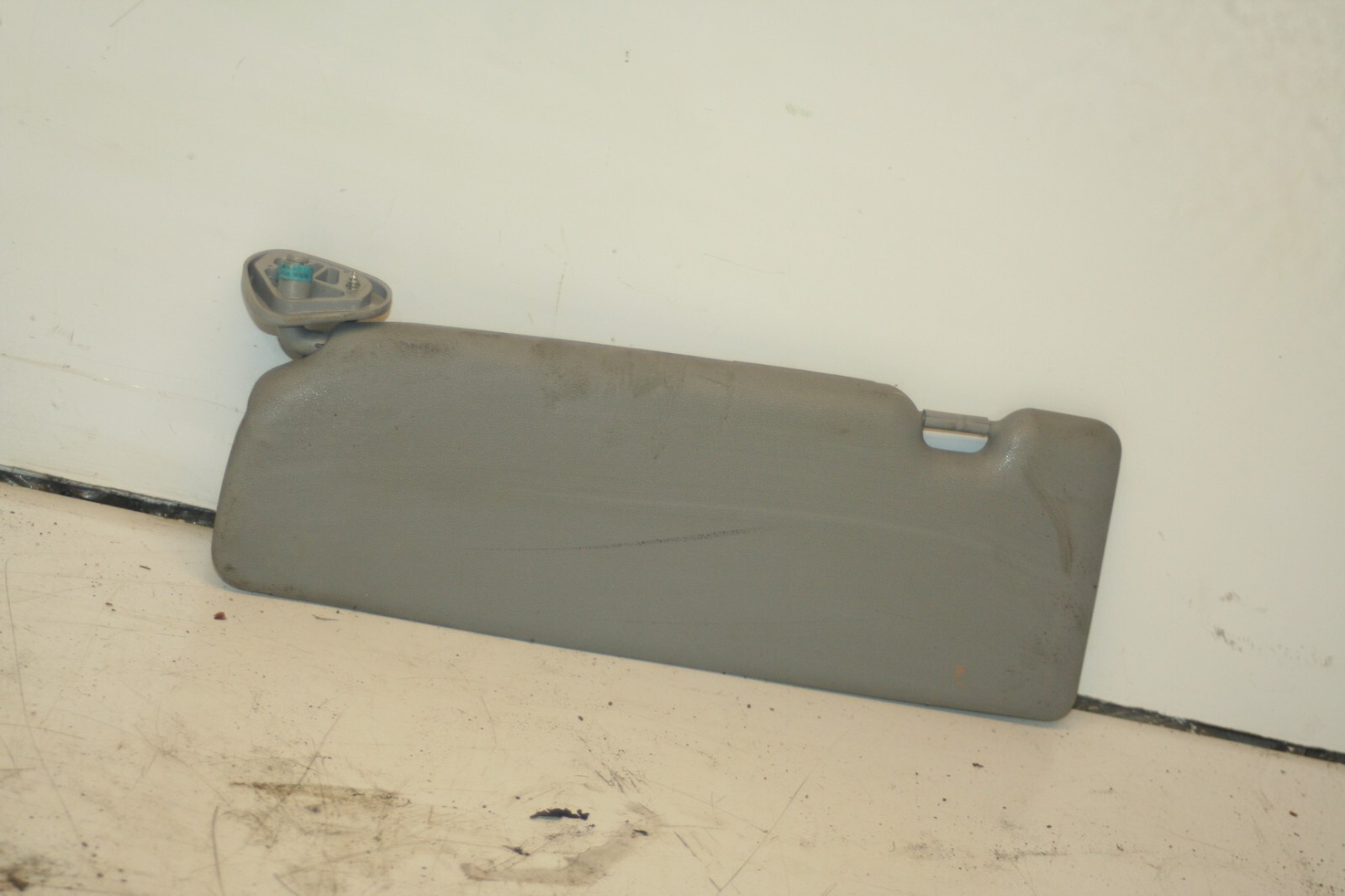 (95) 2010 BMW 1 SERIES E82. DRIVER SUN VISOR - Image 2