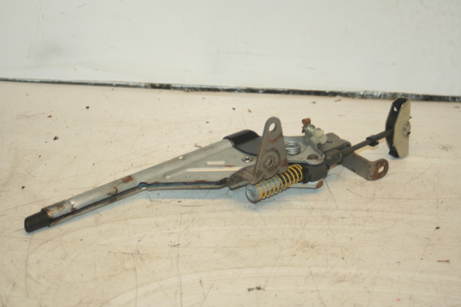 (95) 2010 BMW 1 SERIES E82. HANDBRAKE LEVER HANDLE - Image 2