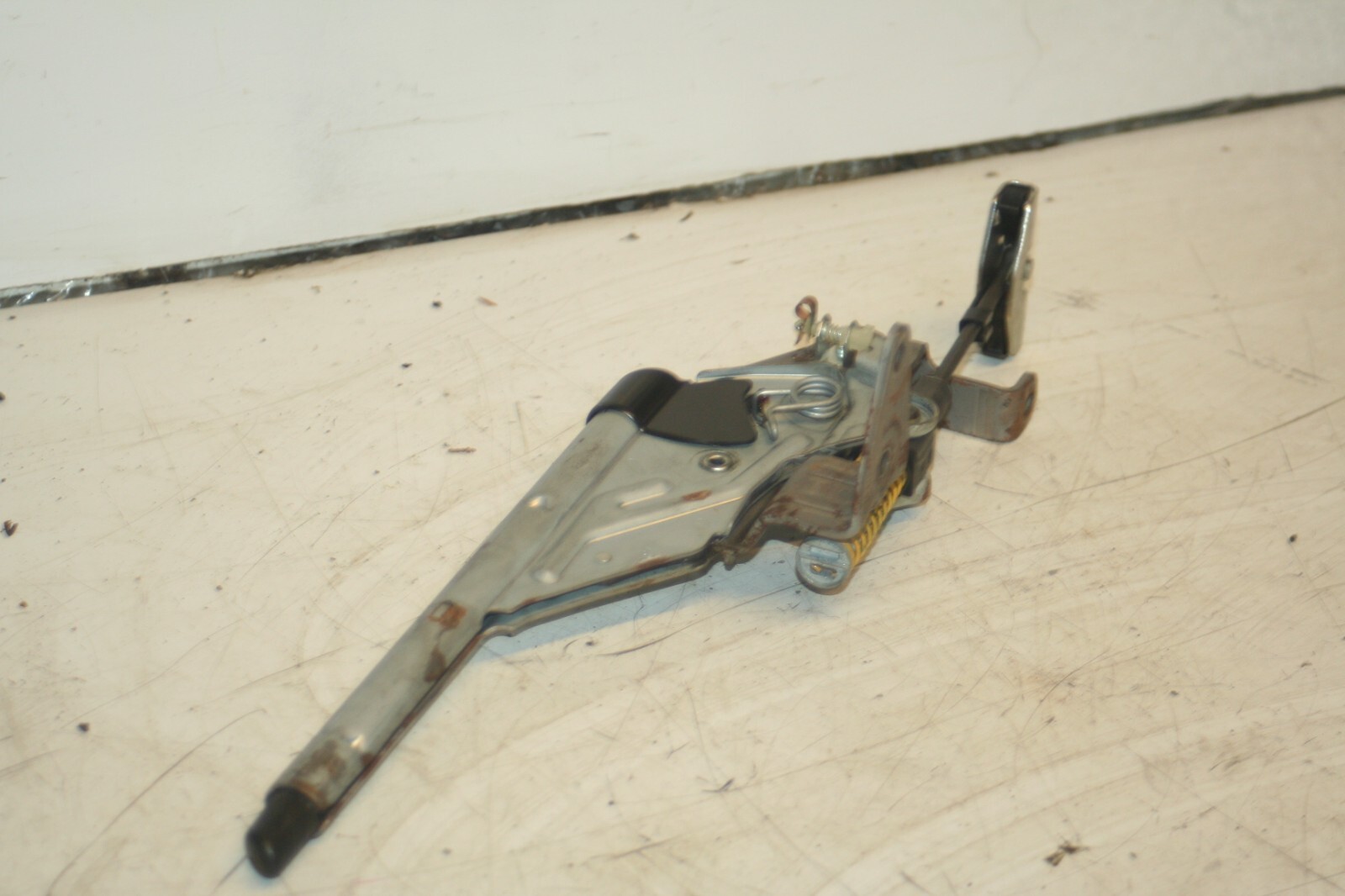 (95) 2010 BMW 1 SERIES E82. HANDBRAKE LEVER HANDLE - Image 3
