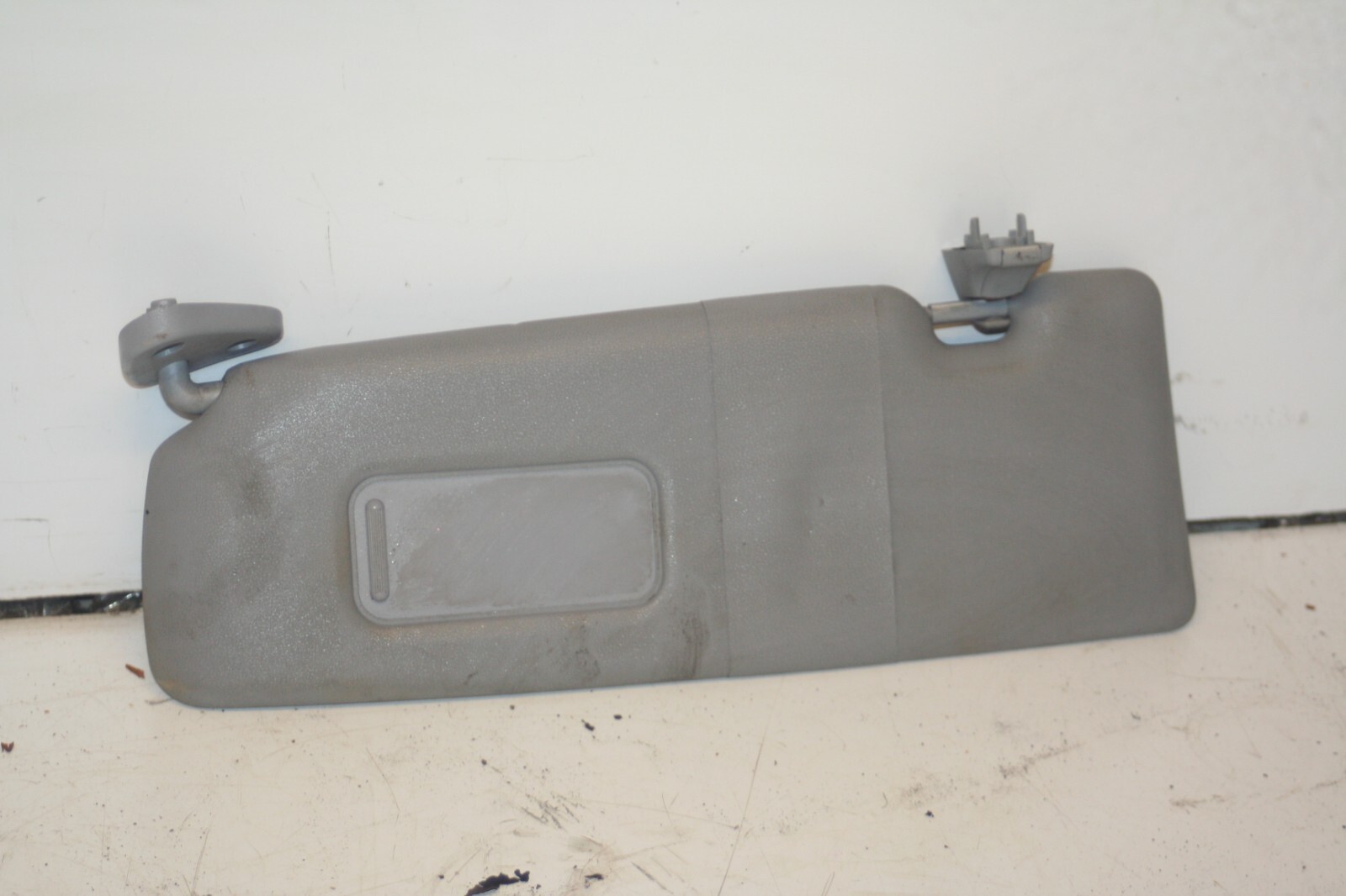 (95) 2010 BMW 1 SERIES E82. PASSENGER SUN VISOR