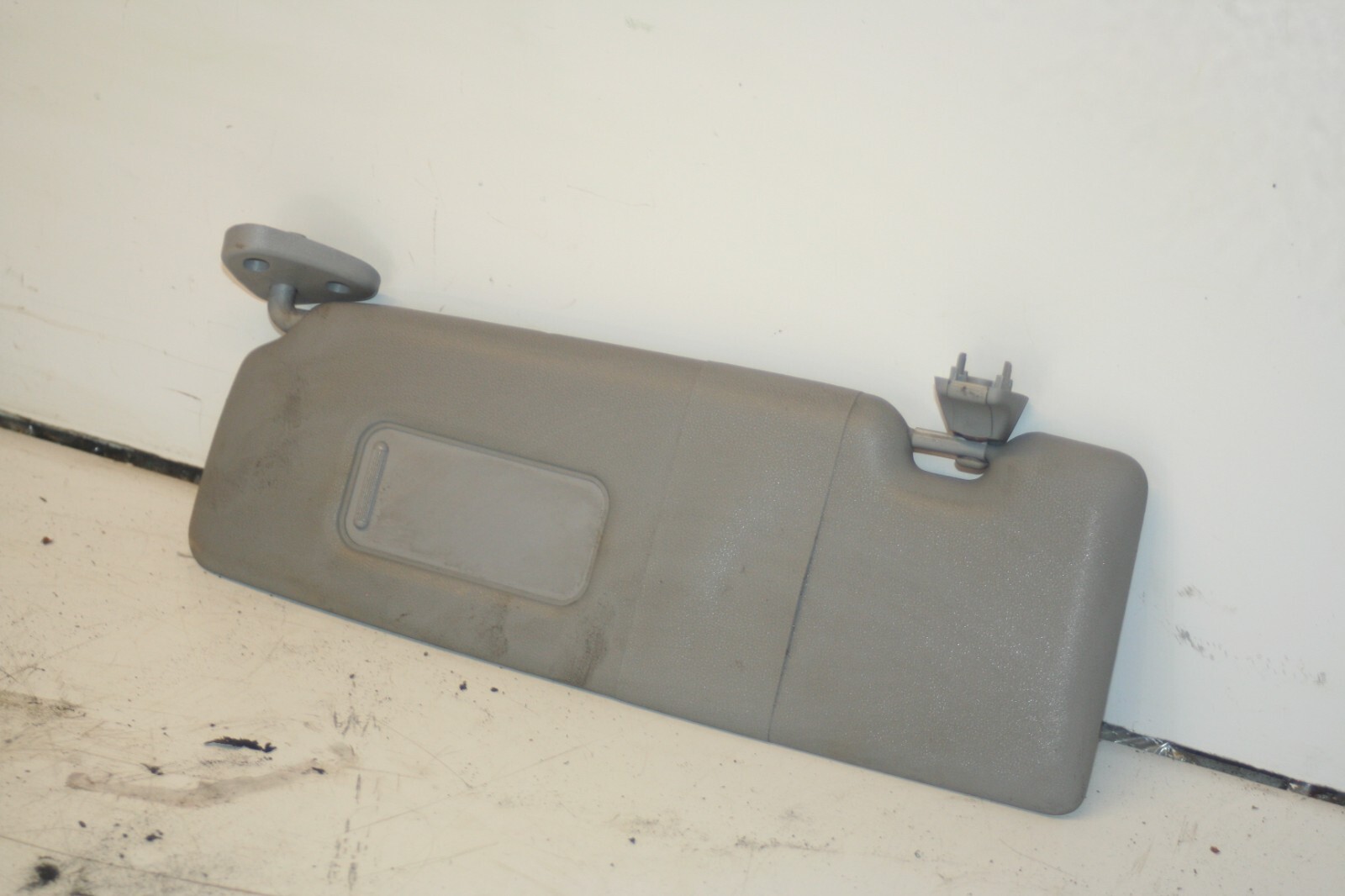 (95) 2010 BMW 1 SERIES E82. PASSENGER SUN VISOR - Image 2