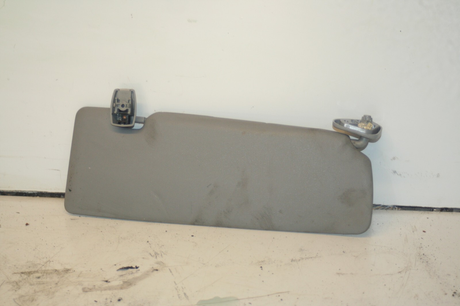 (95) 2010 BMW 1 SERIES E82. PASSENGER SUN VISOR - Image 3