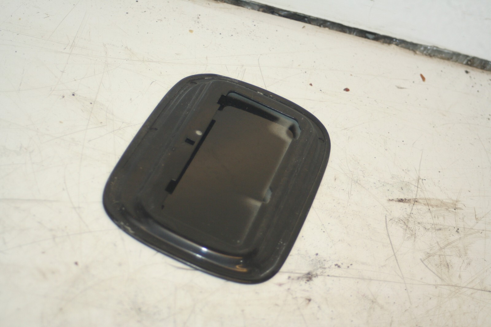 (95) 2010 BMW 1 SERIES E82. FUEL FLAP CAP COVER IN BLACK - Image 2