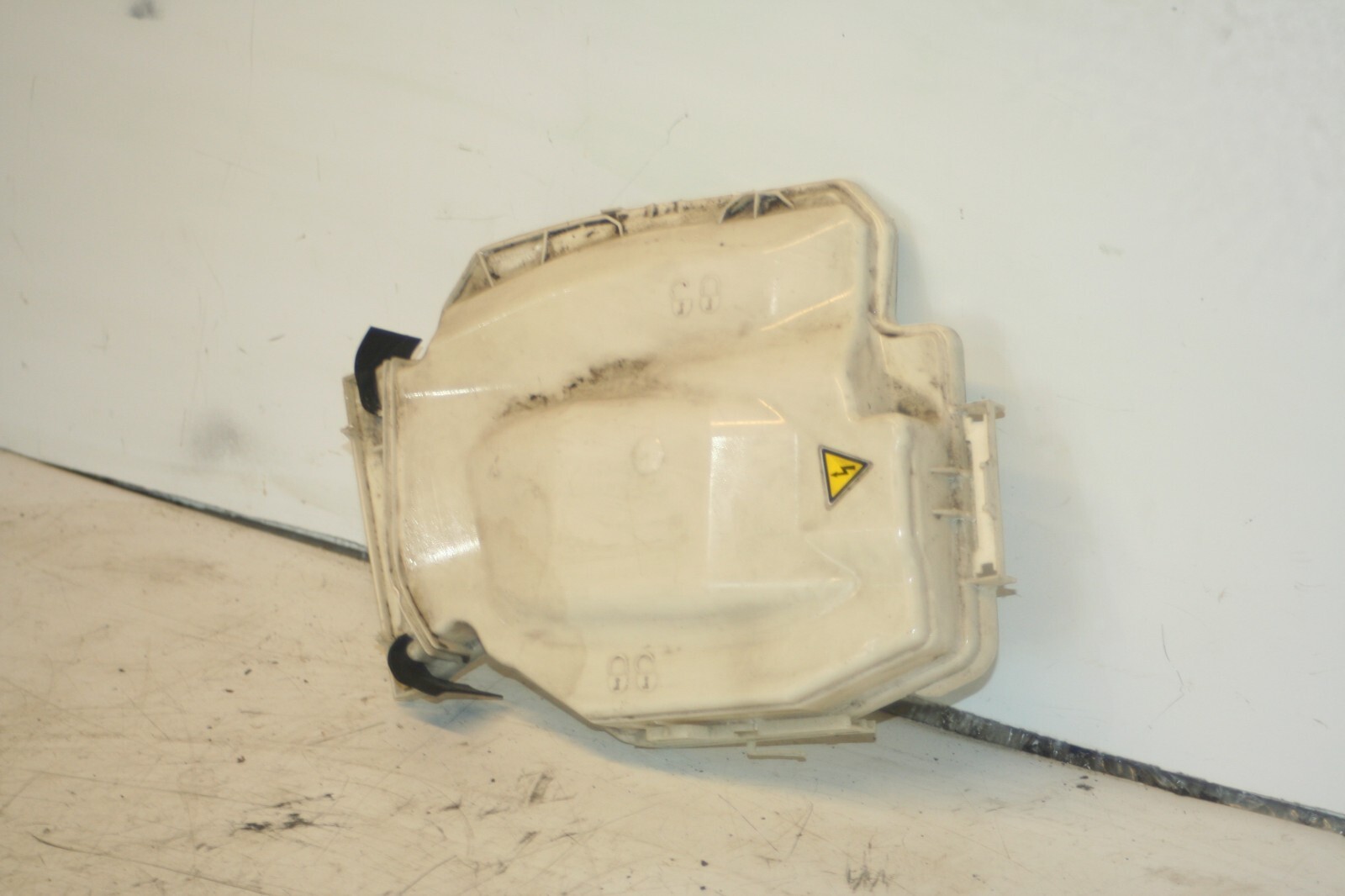 (95) 2010 BMW 1 SERIES E82. FUSE BOX ECU HOUSING LID COVER - Image 2