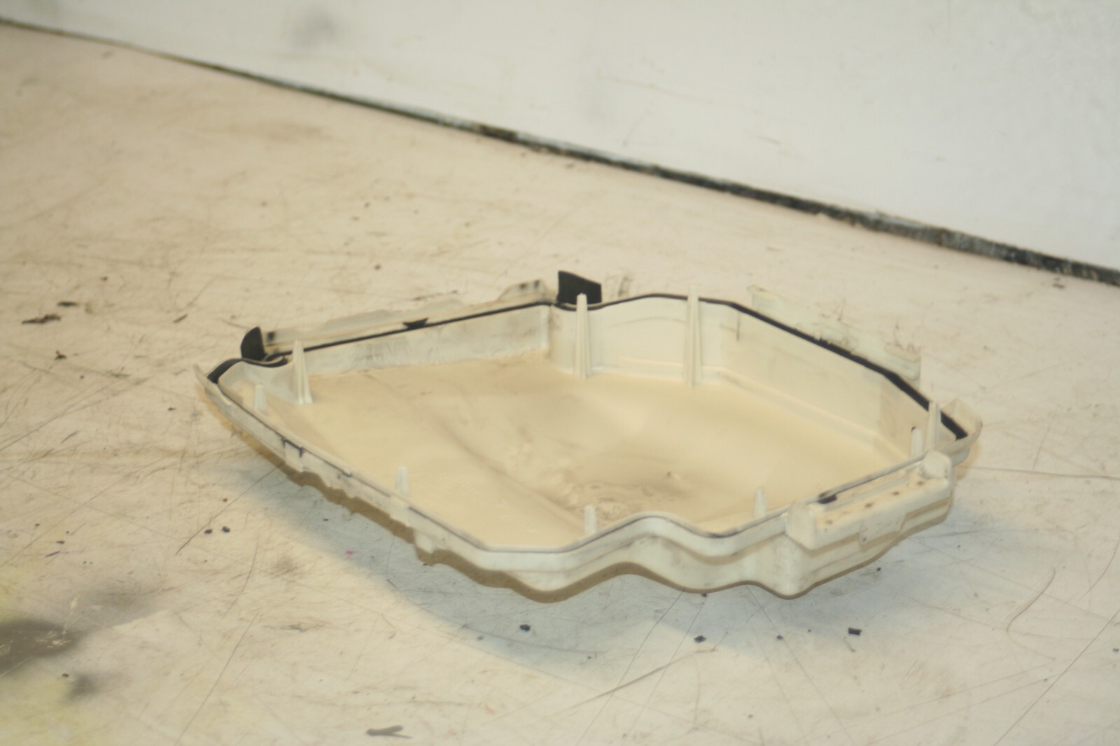 (95) 2010 BMW 1 SERIES E82. FUSE BOX ECU HOUSING LID COVER - Image 3