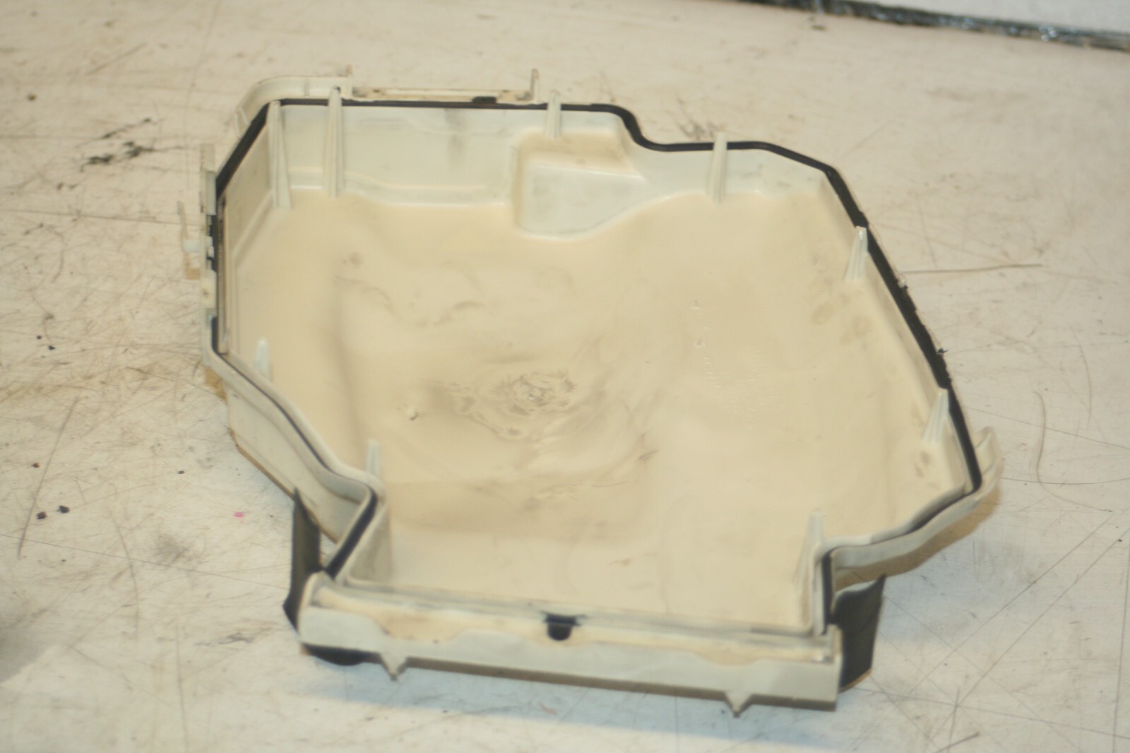 (95) 2010 BMW 1 SERIES E82. FUSE BOX ECU HOUSING LID COVER - Image 4