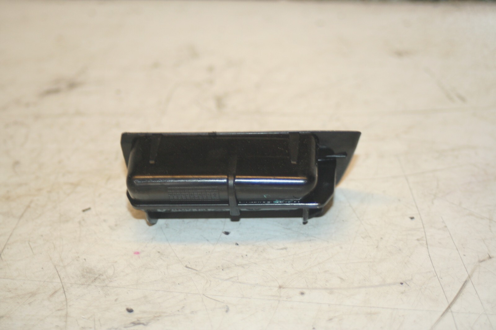(95) 2010 BMW 1 SERIES E82. 7078573 ASHTRAY STORAGE POCKET - Image 3