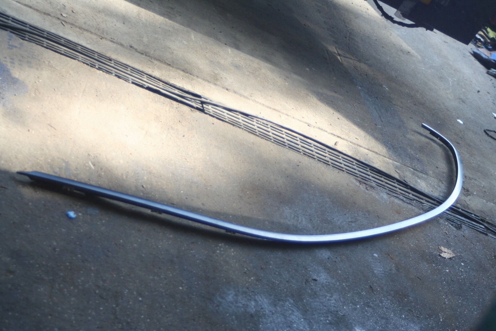 (95) 2010 BMW 1 SERIES E82. SIDE CAR TRIM DRIVER SIDE FRAME WINDOW