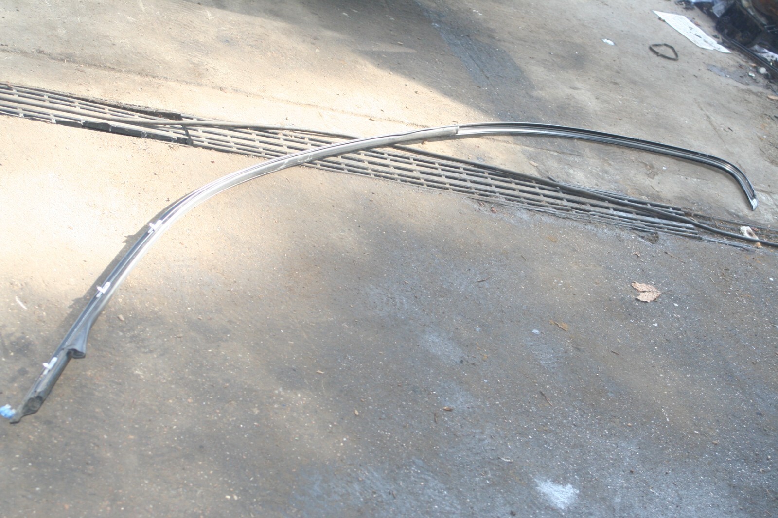 (95) 2010 BMW 1 SERIES E82. SIDE CAR TRIM DRIVER SIDE FRAME WINDOW - Image 3