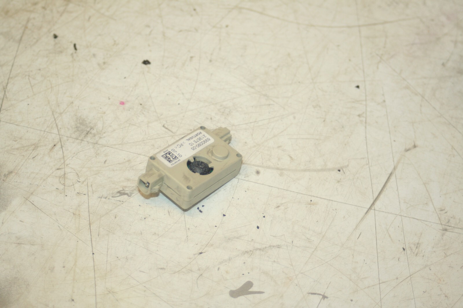 (95) 2010 BMW 1 SERIES E82. 6990090 ANTENNA TRAP CIRCUIT MODULE - Image 2
