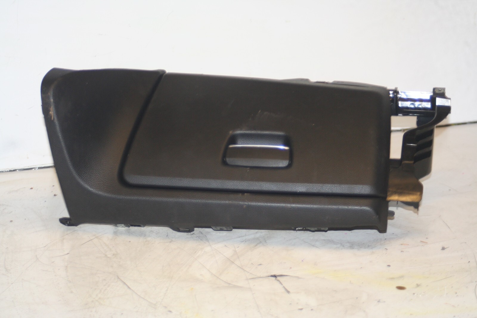 (95) 2010 BMW 1 SERIES E82. GLOVE BOX - Image 2