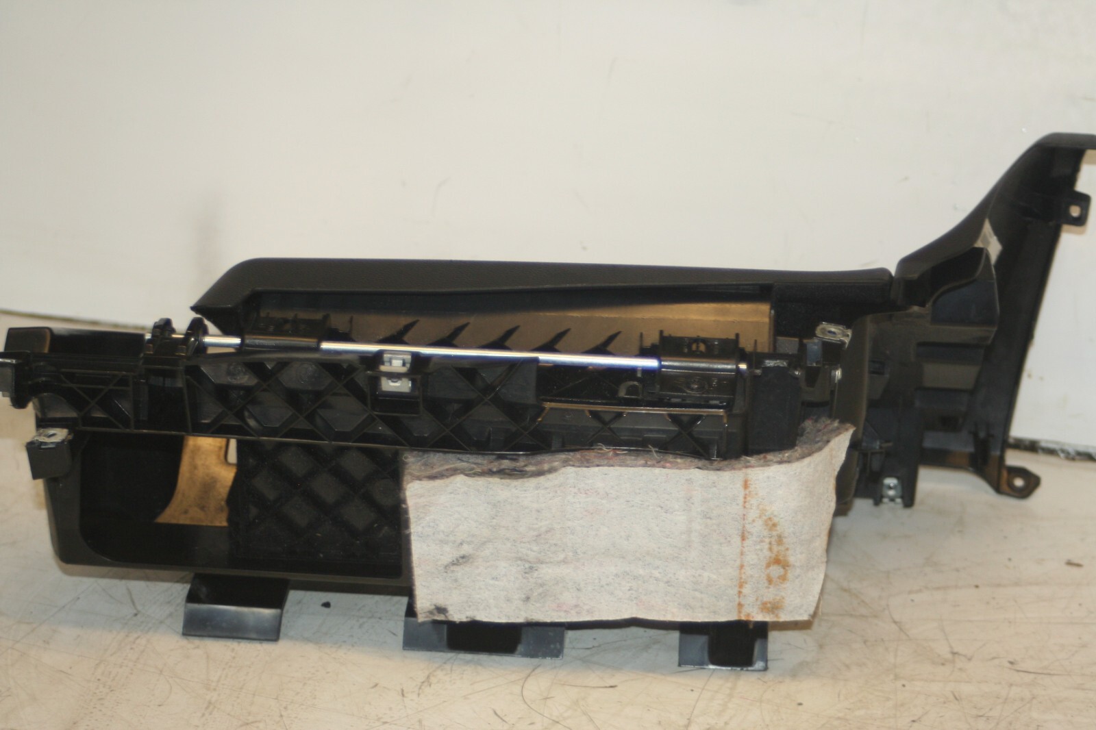 (95) 2010 BMW 1 SERIES E82. GLOVE BOX - Image 3
