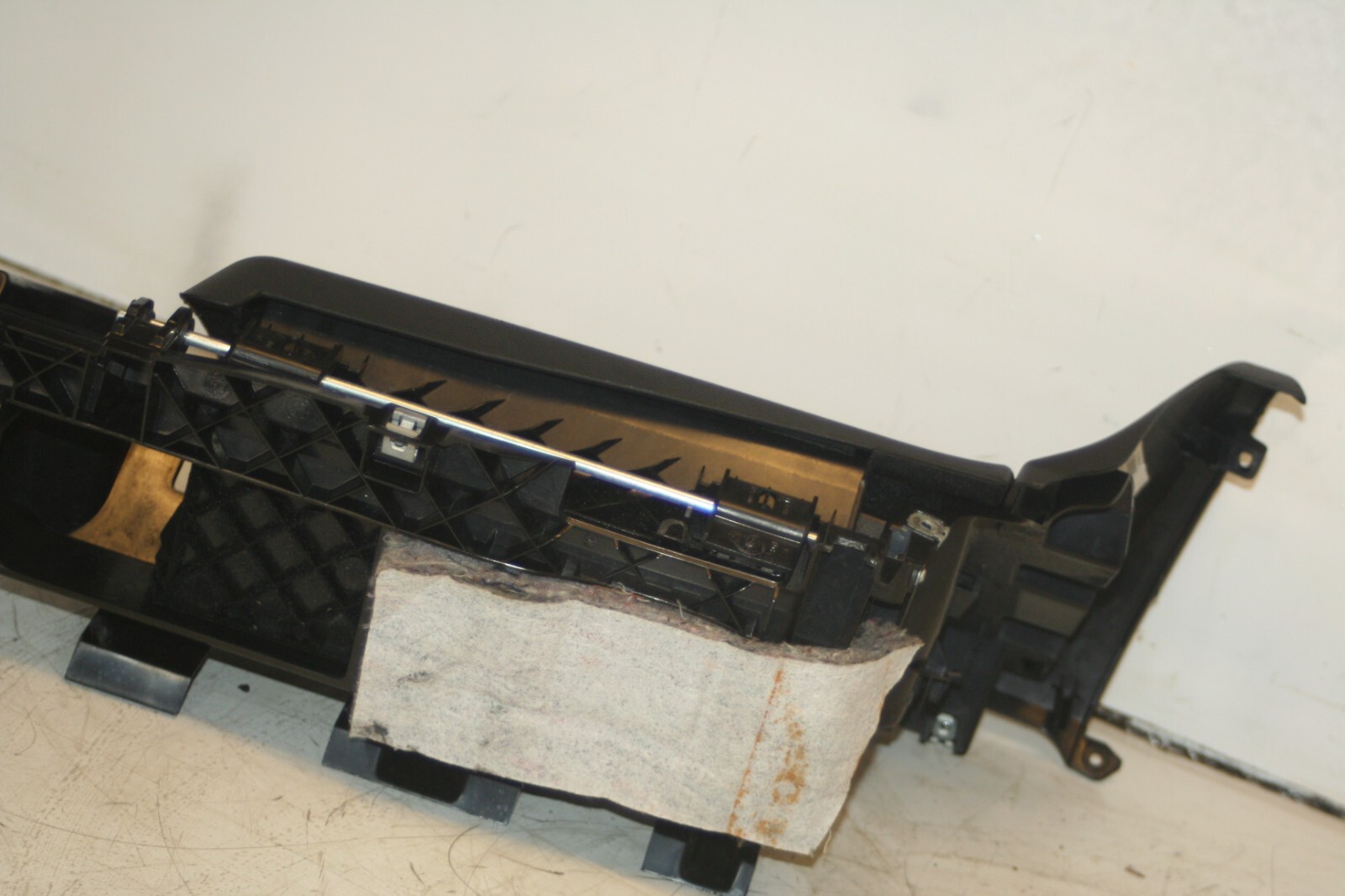 (95) 2010 BMW 1 SERIES E82. GLOVE BOX - Image 4