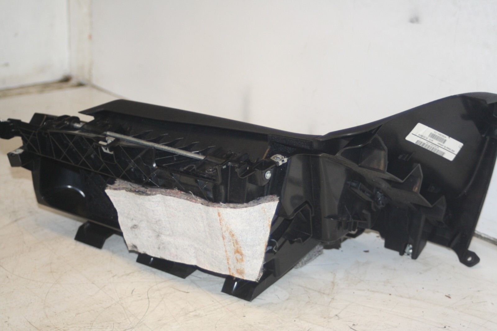 (95) 2010 BMW 1 SERIES E82. GLOVE BOX - Image 5
