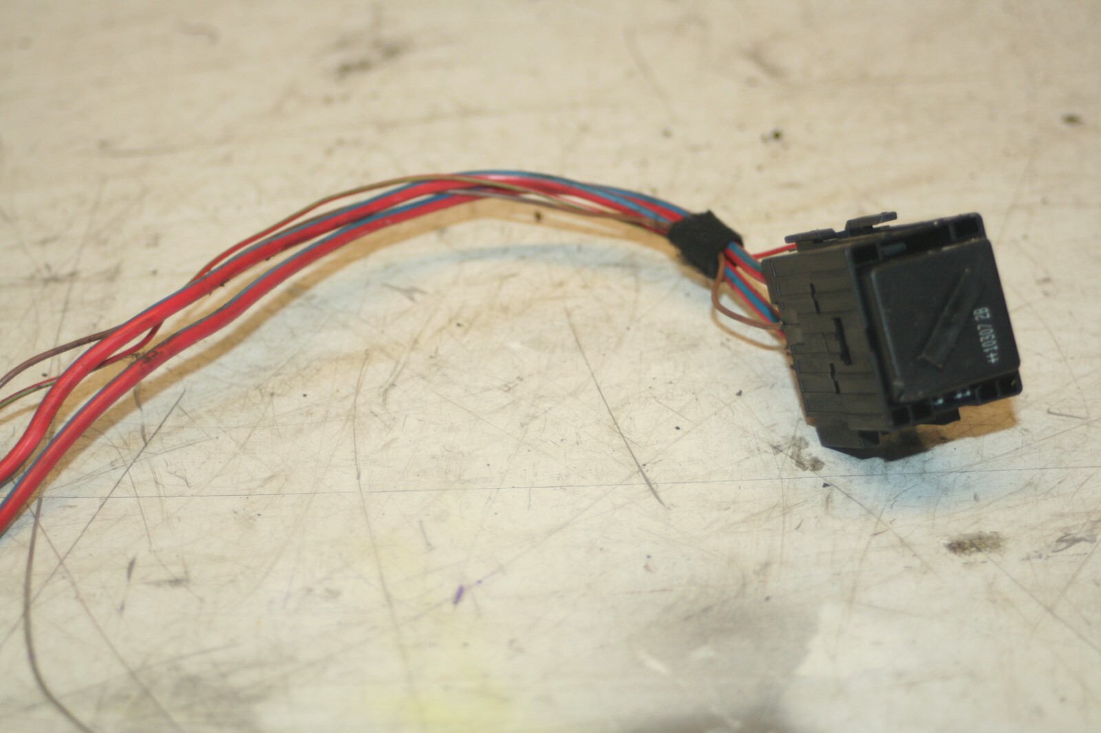 (95) 2010 BMW 1 SERIES E82. BLACK RELAY AND HOLDER