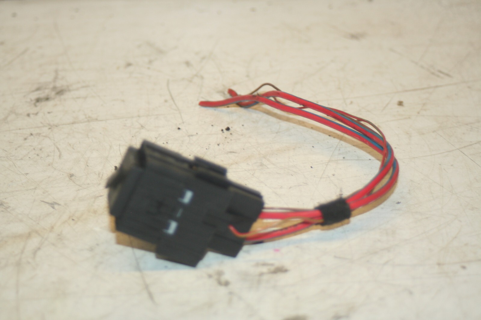 (95) 2010 BMW 1 SERIES E82. BLACK RELAY AND HOLDER - Image 2