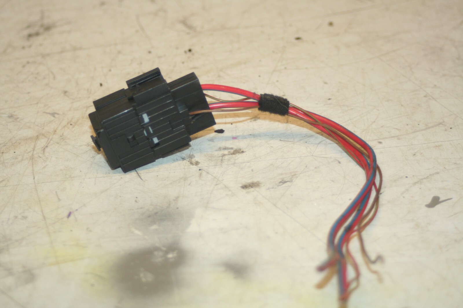 (95) 2010 BMW 1 SERIES E82. BLACK RELAY AND HOLDER - Image 3