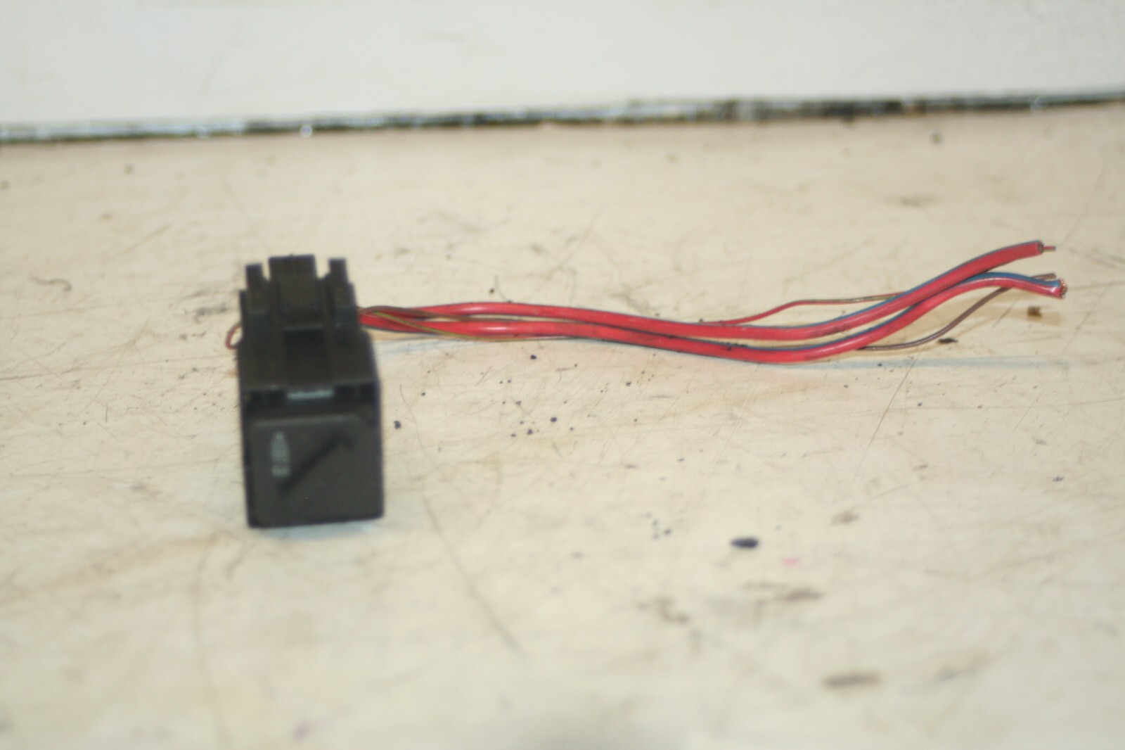 (95) 2010 BMW 1 SERIES E82. BLACK RELAY AND HOLDER - Image 4