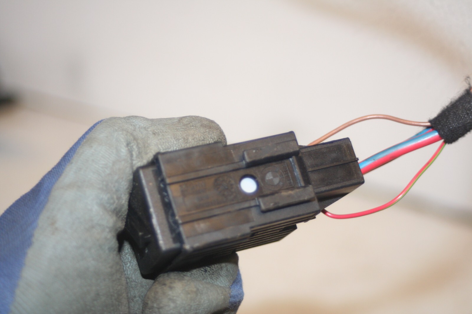 (95) 2010 BMW 1 SERIES E82. BLACK RELAY AND HOLDER - Image 5