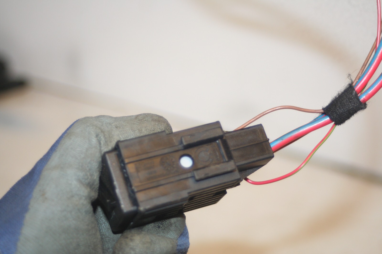 (95) 2010 BMW 1 SERIES E82. BLACK RELAY AND HOLDER - Image 6