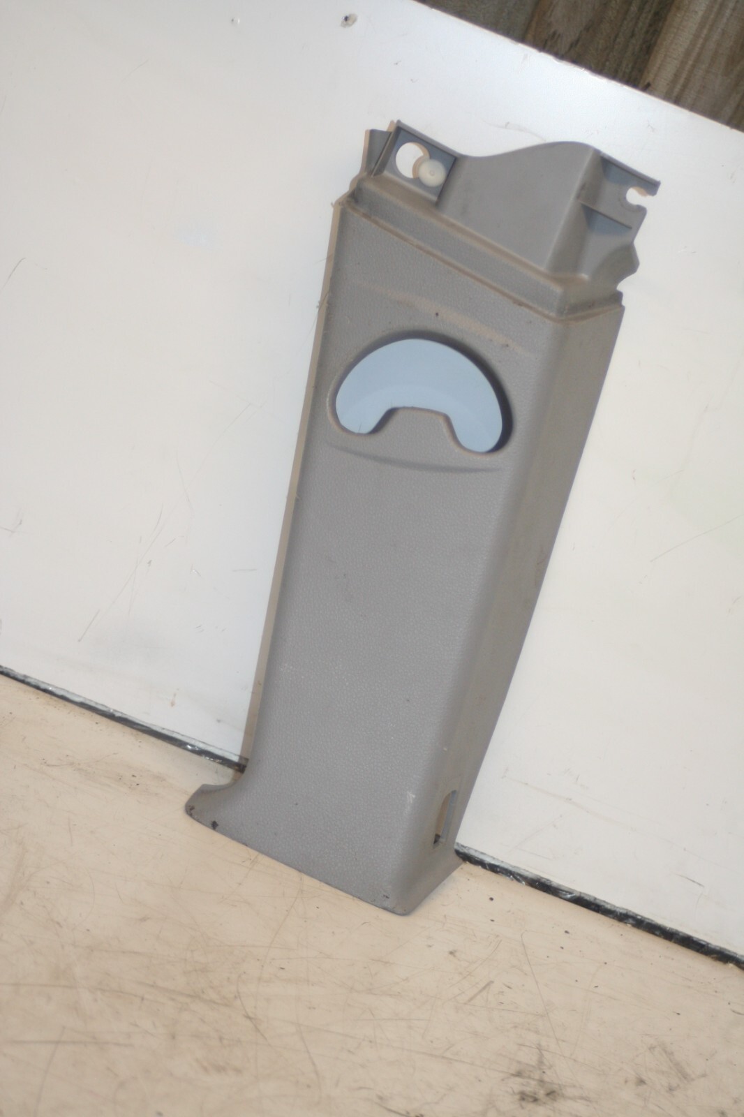 (95) 2010 BMW 1 SERIES E82. PASSENGER SIDE B PILLAR TRIM 2996103