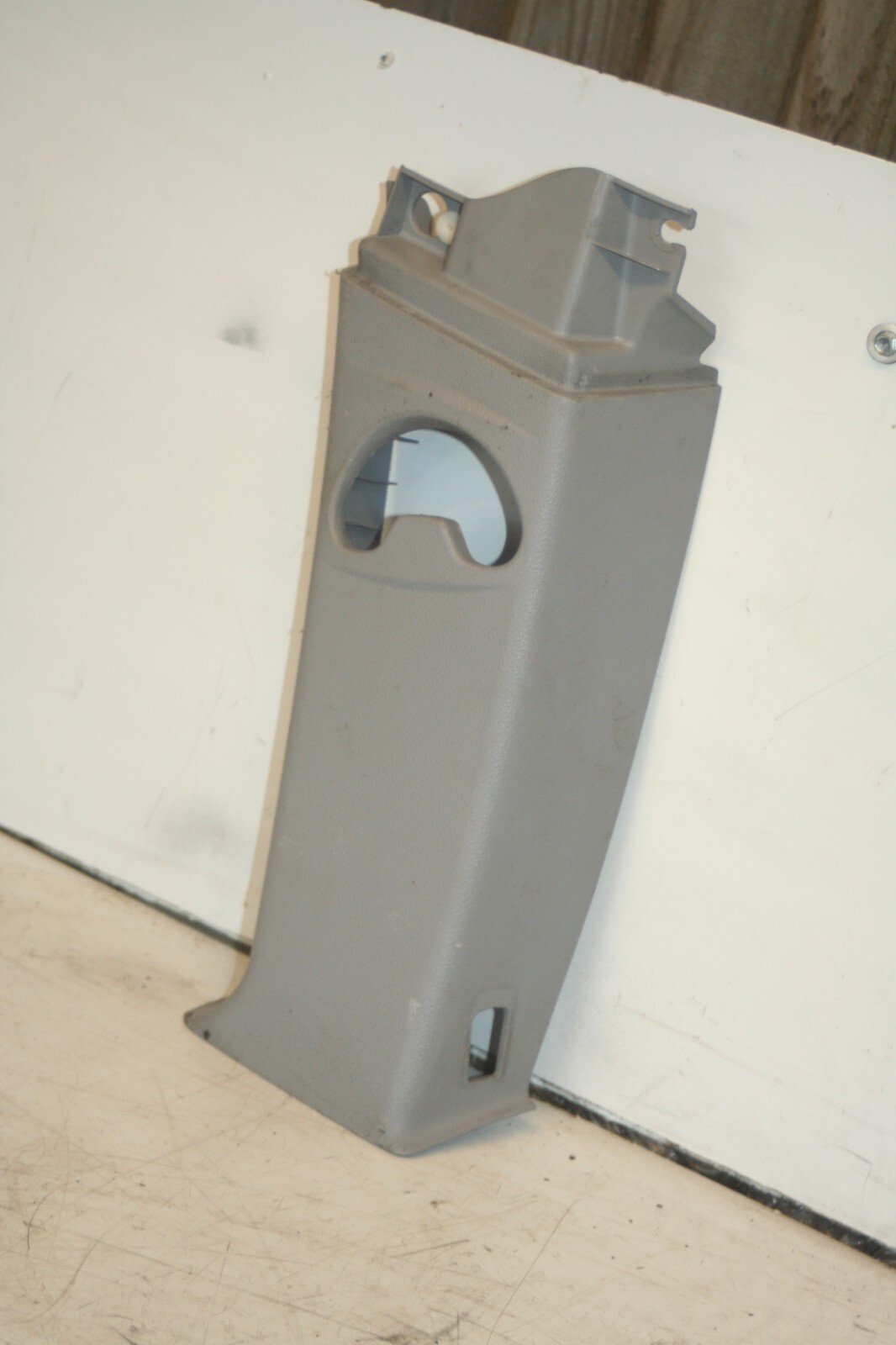 (95) 2010 BMW 1 SERIES E82. PASSENGER SIDE B PILLAR TRIM 2996103 - Image 2