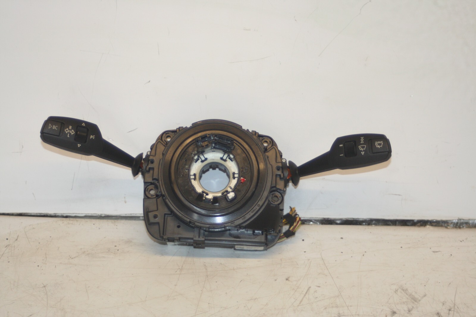 (95) 2010 BMW 1 SERIES E82. SQUIB CLOCK RING STALKS