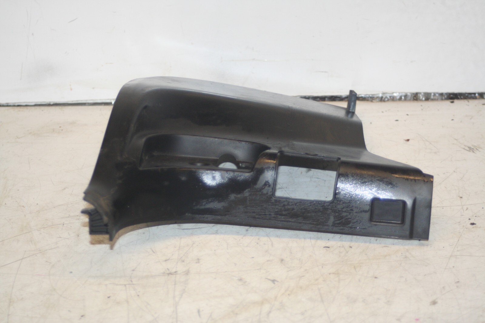 (95) 2010 BMW 1 SERIES E82. SILL TRIM END LOWER A PILLAR 7067078